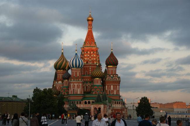 モスクワというと、赤の広場やクレムリン。<br />冷戦時代の暗いイメージがあります。<br /><br />天気が悪く厚い雲のせいで、イメージ通りの<br />暗い写真が多くなってしまいました。。。
