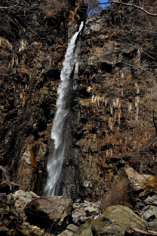 赤城南麓にあるわが山荘予定地の奥には<br />森のなかを歩くハイキングコースや<br />美しい渓谷があります<br /><br />ひっそりと静まり返った森を歩き<br />さらに粕川渓谷を不動大滝まで歩きました。<br /><br />途中には国定忠治が隠れ住んだと言い伝えられる岩屋や<br />山中の不動尊や小滝が連なる渓谷<br />そして行き着くところは落差30mを越える不動大滝です<br /><br />