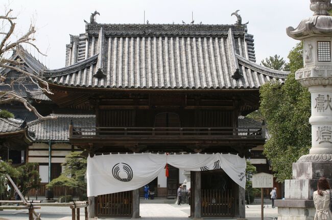 日本三大稲荷の豊川稲荷の紹介です。いくつかの説がありますが、日本三大稲荷の一つに数えられます。総本社の伏見稲荷大社のほか祐徳稲荷神社と豊川稲荷妙厳寺です。