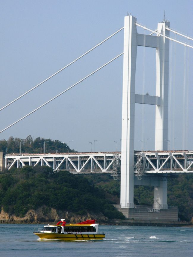 瀬戸大橋は、瀬戸内海を跨いで本州（岡山県倉敷市）と四国（香川県坂出市）を結ぶ10の橋の総称であり、本州四国連絡橋のひとつ。<br />塩飽諸島の5つの島の間に架かる6つの橋梁と、それらを結ぶ高架橋により構成されており、橋梁部9,368 m、高架部を含めると13.1kmの延長を持つ。これは鉄道道路併用橋としては世界最長で、人工衛星写真でも確認できる。橋梁は吊り橋・斜張橋・トラス橋の3種類を併設。<br /><br />橋梁上部構造部分は、上部に4車線の瀬戸中央自動車道が走り、下部にJR本四備讃線（愛称：瀬戸大橋線）が通る2階建ての構造であり、用途が2通りあることから「鉄道道路併用橋」と呼ばれている。1978年の着工から9年6ヶ月を経て1988年4月10日供用開始され、総事業費はおよそ1兆1338億円である。（フリー百科事典『ウィキペディア（Wikipedia）』より引用）<br /><br /> 瀬戸大橋については・・<br />http://www.jb-honshi.co.jp/seto-ohashi/<br /><br />