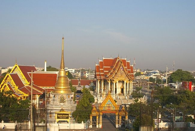 　２０１０年１月１５日から２４日まで（10日間）「微笑みの国：タイ」へ遺跡巡りに行ってきました。　<br />　第１部はバンコク及びナコンラチャシマです。<br /><br /><br /> 第１部の構成は<br /><br />　　リバークルーズ（アユタヤ→バンコク）　⇒　ラディソン・ホテル（バンコク）　⇒　バンコク市街　⇒　（バンコク→ナコンラチャシマ）　⇒　ナコンラチャシマ市街　⇒　　タオ・スラナリー像　⇒　ワット・サーラーロイ　で１１８枚の写真によるスライドショーです。<br /><br /> ＨＰアドレスは<br /><br />　　　http://udonji.com/<br /><br />です。<br />注）スライドショーは写真を呼び込むのに時間を要します。　ホームページやスライド・メニューの立ち上がりにはブロードバンドで数秒～十数秒掛かります。