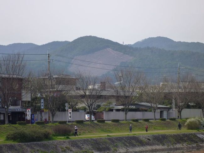 京都生まれ・京都育ちの私ですが、東京や宮城で仕事をするようになって10年がたちました。今回は帰省や出張の機会を利用して、毎年8月16日に送り火がおこなわれる「京都大文字五山」をご紹介します。2010年3月、仕事のついでに訪れてみました。学生時代にも登山経験があるので、実に25年ぶりです。<br /><br />≪大文字送り火≫<br />毎年8月16日に行われるかがり火。「大文字焼き」という呼称は誤り。<br />当日は、以下のように点火される。<br /><br />「大文字」　（左京区浄土寺・大文字山。20時00分点火） <br />「妙・法」　（左京区松ヶ崎・西山及び東山。20時10分点火） <br />「舟形」　　（北区西賀茂・船山。20時15分点火） <br />「左大文字」（北区大北山・左大文字山。20時15分点火） <br />「鳥居形」　（右京区嵯峨鳥居本・曼陀羅山。20時20分点火)<br /><br />★大文字五山に登ろうシリーズ<br />大文字山<br />http://4travel.jp/traveler/satorumo/album/10442878/<br />妙・法<br />http://4travel.jp/traveler/satorumo/album/10444550/<br />鳥居形<br />http://4travel.jp/traveler/satorumo/album/10444955/<br />左大文字山<br />http://4travel.jp/traveler/satorumo/album/10445306/<br />舟形<br />http://4travel.jp/traveler/satorumo/album/10446069/<br />