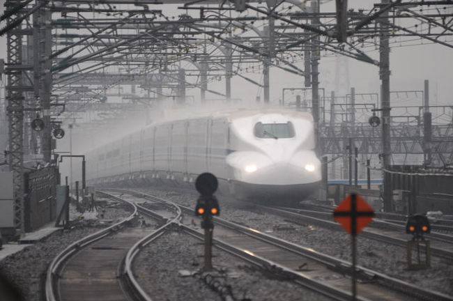 雨の日に飛沫を上げて小田原駅を通過する新幹線を撮りたくて行ってきました。<br />また、今回は７００ミリで撮ることも目的の一つです。