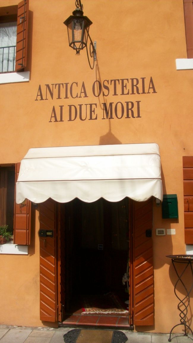 夫の知り合いがカステルフランコにレストランを開業した。<br />その名も、『ANTICA OSTERIA AI DUE MORI』。<br />フランスでも修行したことがあるというアルジェリア人をコックに雇い、ヴェネト料理を出す。<br /><br />季節柄、やっぱり今日はアスパラガスでしょう！<br />