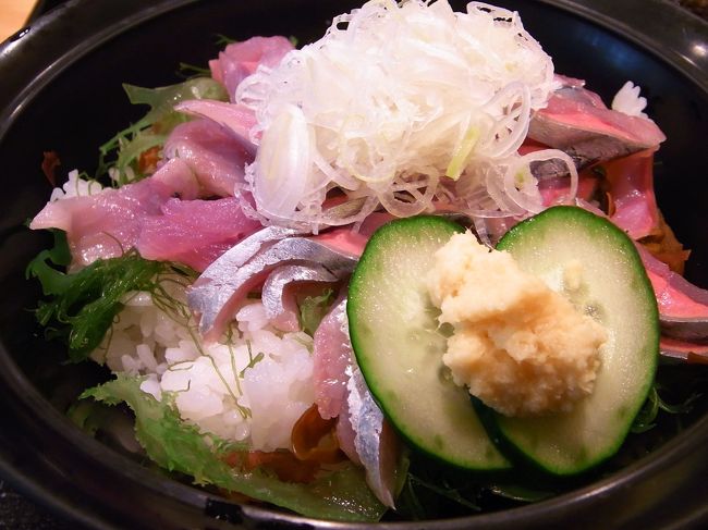 偶然見つけた　秋刀魚丼　この夏　一番インパクトがあったものでした。　それも出てきたのが東京駅地下街でしたから!!