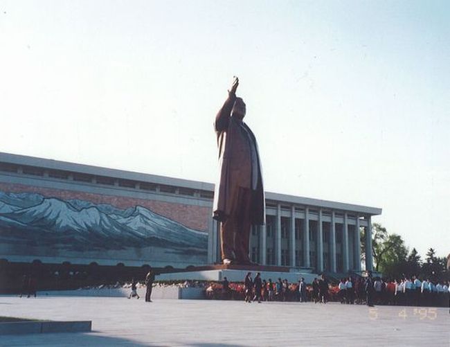 1995年のＧＷを利用した北朝鮮の旅。この年、「平和のためのピョンヤン国際スポーツ及び文化祭典」というイベントが開催されました。（当時、スポーツ平和党の党首であったアントニオ猪木氏の仕掛けによるものでした)<br /><br />海外へはほとんど個人手配の私には珍しく、ＪＴＢのツアーに参加しました。異例づくめの「北朝鮮5日間の旅」をご紹介します。<br /><br />≪全行程≫<br /><br />１日目：午前、新潟→平壌　　[高麗航空]<br />２日目：終日、平壌滞在。<br />　　　　　　　　≪★今回のお話はココです≫<br />http://4travel.jp/traveler/satorumo/album/10446420/<br />http://4travel.jp/traveler/satorumo/album/10446784/<br /><br />３日目：元山経由、金剛山へ。九竜淵へハイキング。<br />http://4travel.jp/traveler/satorumo/album/10447034/<br /><br />４日目：三日浦へ。元山経由、平壌へ。<br />５日目：朝、平壌→新潟　　[高麗航空]<br />