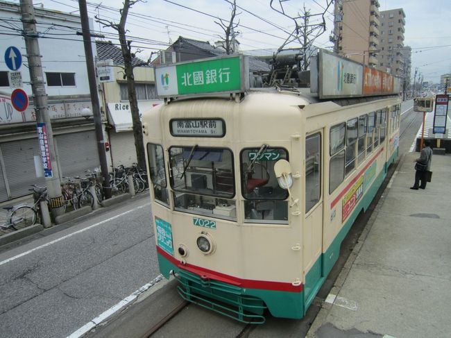 こんにちは、Westerです。<br />3か月に1,2回くらいのペースで旅行に出ています。<br /><br />◆概要<br />贅沢に周遊きっぷ(富山・高岡ゾーン)を使って北陸に行きました。<br />1日目では、大阪から富山まで「きたぐに」のグリーン車を使いました。高岡では氷見線や万葉線、富山ではライトレールや地鉄に乗車し、漫画「鉄子の旅」で登場した場所などをめぐりました。<br />特急にも乗れるので「サンダーバード」や「北越」を活用し、宇奈月温泉や和倉温泉にも行きました。<br /><br />◆行程<br />・2010年4月3日<br />大阪(急行きたぐに)→富山<br /><br />・2010年4月4日<br />富山(特急サンダーバード)→高岡(氷見線)→氷見(氷見線)→雨晴(氷見線)→伏木(徒歩)→中伏木(万葉線)→越ノ潟(富山県営渡船)→新港東口(富山地方鉄道バス)→富山(富山地方鉄道)→安野屋(富山地方鉄道)→大学前(富山地方鉄道)→富山(北陸本線)→魚津(富山地方鉄道)→宇奈月温泉(富山地方鉄道)→魚津(特急北越)→富山(富山ライトレール)→岩瀬浜(富山ライトレール)→富山(特急しらさぎ)→金沢(特急サンダバード)→和倉温泉<br /><br />◆交通費<br />周遊きっぷ 米子→金沢(7480円)<br />周遊きっぷ 富山・高岡ゾーン(4200円)<br />特急券 米子→岡山→新大阪(3460円)<br />特急券 魚津→富山(730円)<br />中伏木→越ノ潟(250円)<br />富山⇔魚津(800円)<br />新魚津⇔宇奈月温泉(1800円)<br />富山まちなか・岩瀬フリーきっぷ(800円)<br />計(1日目)19520円<br />※一部バスなどの運賃を除く