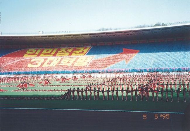 1995年のＧＷを利用した北朝鮮の旅。この年「平和のためのピョンヤン国際スポーツ及び文化祭典」というイベントが開催されました。（当時、スポーツ平和党の党首であったアントニオ猪木氏の仕掛けによるものでした）<br /><br />海外へはほとんど個人手配の私には珍しく、ＪＴＢのツアーに参加しました。（個人では行くことができませんので） 異例づくめの「北朝鮮5日間の旅」をご紹介します。<br /><br />≪全行程≫<br /><br />１日目：午前、新潟→平壌　　[高麗航空]<br />２日目：終日、平壌滞在。<br />　　　　　　　　≪★今回のお話はココです≫<br />http://4travel.jp/traveler/satorumo/album/10446420/<br />http://4travel.jp/traveler/satorumo/album/10446784/<br /><br />３日目：元山経由、金剛山へ。九竜淵へハイキング。<br />http://4travel.jp/traveler/satorumo/album/10447034/<br /><br />４日目：三日浦へ。元山経由、平壌へ。<br />５日目：朝、平壌→新潟　　[高麗航空]<br /><br />