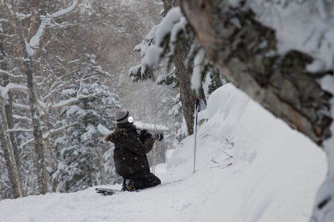 １泊２日で大雪山周辺を回りました。<br />旅行というよりも撮影がメインの慌しい旅でした。<br />ただ単に白銀の世界が撮りたい！という短絡的な思いつきの旅。雪山はひとりでは危ないからと快く？同行してくれた父に感謝です。<br />旭川空港でレンタカーを借り初日は層雲峡を目指しました。<br />到着後すぐにロープウェイとリフトを乗り継ぎ黒岳の中腹を目指します。機材は父が持ってくれるので楽チン楽チン♪<br />ロープウェイの駅を降り、雪道を５０ｍほど登るとリフト乗り場があります。その先には白銀に映えるスキー場が広がり、期待感に胸踊らせます。<br />スキーヤー以外、冬期はカンジキを履かないとそこからのリフトに乗れないということで、父はロープウィ駅のレンタル屋さんまでＵターン。１５分後、肩で息しながら両手にカンジキをぶら下げ戻ってきました。お疲れ様でした（＾＾）<br />あいにくお天気には恵まれませんでしたけれども、シーズン中にもかかわらず人も少なく、本物の大自然を独占し、なんだか得した気分になったものです。<br />初日は層雲峡に宿泊し、美味しい食事をお腹いっぱい頂きました（ルンルン♪）<br />そして翌日は一路美瑛へと向かったのです。