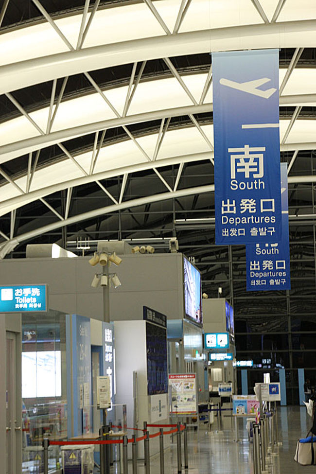ドバイを旅してきました。 飛行機はエミレーツ航空。日本からドバイに行く方法は、他にもエティハド航空やカタール航空などいろいろありますが、直行便のエミレーツがいちばん現実的です。ただ、去年までは中部からも飛んでいたのに、撤退してしまったので関空発なのがちょっと不便。日程は24日か25日発で考えていましたが、ドバイワールドカップに行く人が増えるからか24日以降発は値段が跳ね上がる(4万円ぐらい)ので、ホテルを1泊増やしても23日発にした方がいいと判断。さらに、名古屋駅から関空までエミレーツが無料送迎バスを出しているので、トータルで考えてもかなりお得でした。関空ドバイ往復で1人税込み147,360円なり。 ホテルはbooking.comでQamardeen HOTELを予約しました。もともとホテルが選べるタイプのパックツアーを考えていたので、事前にホテル情報はかなり集めていて、場所と値段から考えてここしかない!と思っていたホテルです。2007年オープンで新しくてとてもきれいらしい。日本円で2人1泊約2万円(朝食付き)。ここに5泊分予約。 ホテル選びの時は、イタリア個人旅行の経験が活きました。予約はbooking.comでしましたが、tripadvisorにはユーザーが撮ったホテルの写真が投稿されているので、「プロがきれいに撮った写真を見てホテルを予約したのに行ってみたら全然イメージと違った」みたいなことがなくなります。