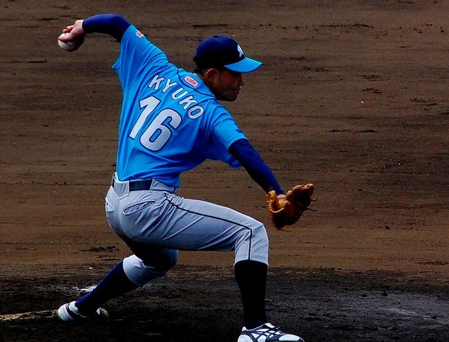 社会人野球のチームとしては最先端の設備のセガサミーのグラウンド。八王子にピカピカのグラウンドがあります。<br /><br />日本製紙石巻がオープン戦に来ると言うことで、ハマヤクスタジアムで行われている高校野球も見にも行かず、ちふスタ緑(自宅のこと)でファイターズを観戦することも無く、行ってきました。<br /><br />セガサミーのグラウンドには駐車場が無いのでご注意を。<br />この日は、日本製紙石巻の先発、久古健太郎君が見事に静岡大会を制したセガサミーを2点に抑えて完投勝利でした!<br />ナイスピッチング!久古!!<br /><br />