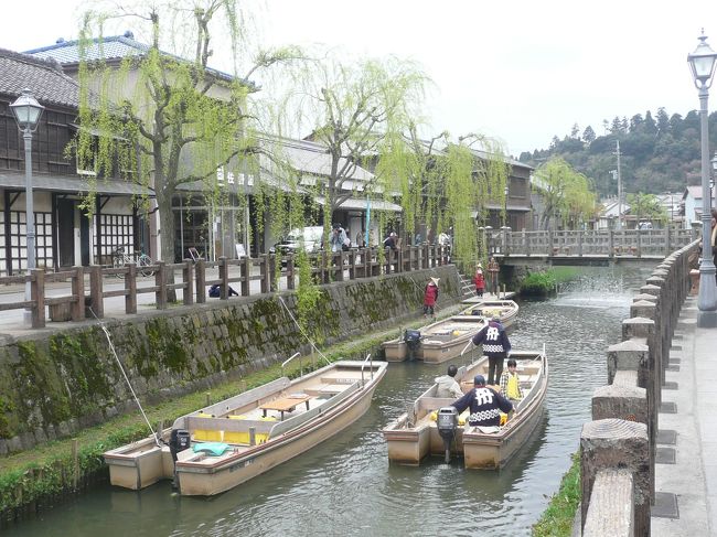 小江戸・佐原の街並み散策の出発点は、写真の佐原の街並み案内図の、小野川を挟んで中村屋乾物店と中村屋商店を結ぶ橋、「忠敬橋」。<br /><br />我々夫婦はＯ夫妻とご一緒に、先ず案内図の中村屋商店前を小野川沿いに右方向に進み、途中に出会ったあんこ屋さんで油を売り、佐原小学校の桜を眺め、Ｕターンして三菱館脇へ戻り、伊能忠敬旧宅へと云うルートで散策。<br /><br />一本五万円也の紫檀製の耳かきを削っているお店で、最安値の三千円の代物を買う。<br /><br />伊能忠敬旧宅前に架かる橋が｢桶橋」。<br /><br />名の通りこの橋には大桶が取り付けられており、300年に亘り農業用水を送り続けた。<br /><br />現在も水が流れ、30分置きにあふれた水を川に落とす。<br /><br />その際発する水音から「ジャージャー橋」とも云われていらしい。<br /><br />遊覧船はこの橋の脇下から乗船する。