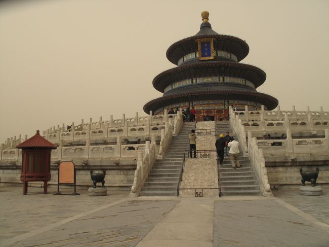 初めての中国旅行です。<br />北京に４日間、ツアーで行きました。<br /><br />４日間で食べられるだけ食べ、飲めるだけ飲んできました。 <br />