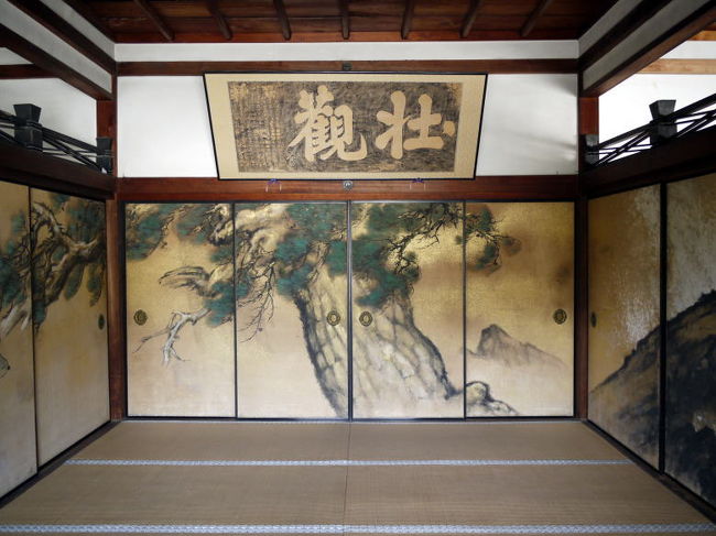 鉄板焼・お茶漬け ともしび で、大満足の昼食を頂いた後は、この日4ヶ所目となる世界遺産 仁和寺に向かいます。<br /><br />久しぶりに訪ねた仁和寺はとてもきれいに整備されていて、気持ちよく、ゆっくり、のんびり回って来ました。<br />