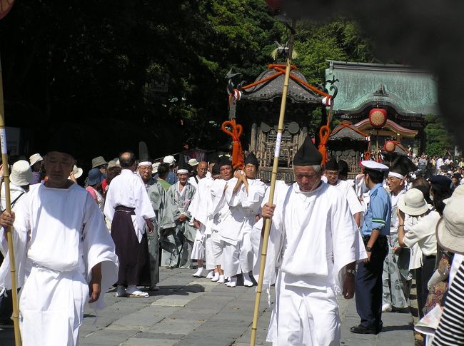 　鎌倉鶴岡八幡宮例大祭は毎年9月14日から16日に3日間行われる。15日に神幸祭があり、社殿の向かって左側宝物館入り口手前に収納されている神輿（みこし）のうち3基が若宮大路の鎌倉駅近くのお旅所まで繰り出す。当日は土日祝日でもない限り神輿見物の観光客で溢れるようなことはない。翌16日には流鏑馬が行われる。<br />　鎌倉鶴岡八幡宮御輿は6基あり、年末から節分ぐらいを除けば宝物館が開いているときには大抵は見ることができるのだが、普段は屋根の飾りが外されて保管されている。鎌倉鶴岡八幡宮御輿の屋根の飾りは鳳凰と擬宝珠、それに蓮の花である。鎌倉五所神社の御輿の屋根飾りもこの3種類であるが、鎌倉八雲神社の御輿の屋根飾りは蓮の花ではなく菊の花のようだ。<br />　境内では鎌倉囃子もやっており、祭り気分が盛り上がるのだが、例大祭の神幸祭は流石に古式ゆかしい。神主も馬に乗り、行列の巫女さんや稚児も袴姿だ。御輿を担ぐ人も白装束に烏帽子姿だ。<br />　神幸祭は二の鳥居まで若宮大路を神幸する神輿（しんよ）祭であり、行列は段葛までで、そこのお旅所までの短い行程だ。御輿も揺すったりはしないし、本当に静かで落ち着いた行列だ。これが本来の御輿行列なのかも知れない。<br />（表紙写真は御輿神幸）
