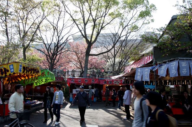 今年も大阪造幣局の桜の通り抜けにやってきました。<br />桜の本編は↓の旅行記にたっぷり掲載してありますので、ここでは祭の華、屋台に的を絞ってみたいと思います。<br /><br /><br />◎ 2010/04/14　【大阪桜2010】 花冷えの中、春の風物詩始まる 「造幣局桜の通り抜け」 <br />http://4travel.jp/traveler/minikuma/album/10448940/<br /><br />◎ 2009/04/18　造幣局　桜の通り抜け　番外編　「屋台へ行こう」<br />http://4travel.jp/traveler/minikuma/album/10328097/ <br />