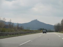 山の上にそびえ立つホーエンツォレルン城（ドイツ）
