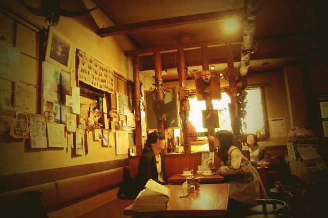 最近雑誌でもよく特集される人気の東京下町、<br />谷根千（谷中・根津・千駄木）を散歩するつもりが、谷中銀座の下町グルメや古雑貨屋が楽しくて結局今回は谷中だけで夕方になってしまいました。<br /><br />谷中では昭和な雰囲気の喫茶店「乱歩」でランチ。<br />夕方は入谷にある古民家カフェ「IRIYA PLUS CAFE」でまったり。<br /><br />「喫茶店VSカフェ」　<br />どちらも個性的なお店で勝負は引き分け。<br /><br />谷中はスタバがないのがいいね～イタリアみたい。このまま街に個性を持ち続けて欲しいと願う。<br />