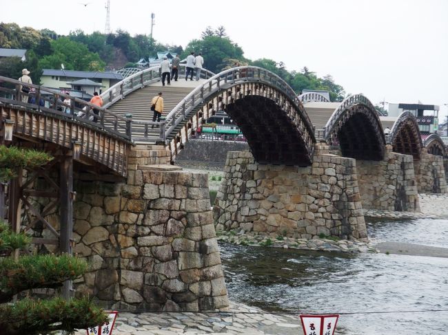 2009年4月、岩国の錦帯橋に行きました。<br /> 錦帯橋は、山口県の最大河川・錦川にかかる五連のアーチ形木造橋です。流失して架け直されたりしたこともあるようですが、今も造られた当時の姿をそのままに保っています。<br /> この橋の全長は193・3m、幅は5mだそうです。<br /> 今から330年前、第三代岩国城主吉川広嘉によって創られたこの橋の美しい姿は、日本三名橋とか、日本三大奇橋といわれ、名勝に指定されています。<br /> 私は、錦帯橋にやって来るのは2度目ですが、この辺りの風景は大好きです。