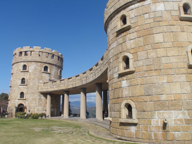 松山総合公園 <br /><br /> <br /> <br /> 【公園種類】 総合公園<br /><br />【公園所在地】 松山市朝日ヶ丘1丁目外<br /><br />【開設日及び公園面積】<br /><br />S45.4.1 (0.14ha)<br /><br />H1.11.28 (13.19ha) <br /><br />H11.3.31 (35.91ha) <br /><br />H13.3.31 45.25ha<br /><br />【主要施設】<br /><br />エントランス広場<br /><br />花見広場<br /><br />ちびっこ広場<br /><br />椿園<br /><br />展望広場<br /><br />展望塔<br /><br />総合管理棟<br /><br />花のテラス<br /><br />坊っちゃん夢ランド<br /><br />さくらの丘<br /><br />あんずの里<br /><br />かえでの谷<br /><br />文化財情報館<br /><br />松山考古館<br /><br />駐車場(エントランス広場・第2駐車場・第3駐車場・第4駐車場)<br /><br />駐車場利用時間 9:00〜17:00<br /><br />都市環境学習センター(総合管理棟1階)<br /> <br /> <br /> <br /> <br /> <br /><br /> <br /><br /> <br /><br /> <br /> <br /><br />お問い合わせ <br /> <br />公園緑地課<br /><br />〒790−8571 愛媛県松山市二番町四丁目7−2 本館7階<br />TEL 089-948-6519<br /><br />※このページに関するお問い合わせは下記まで<br /><br /> <br /> <br />