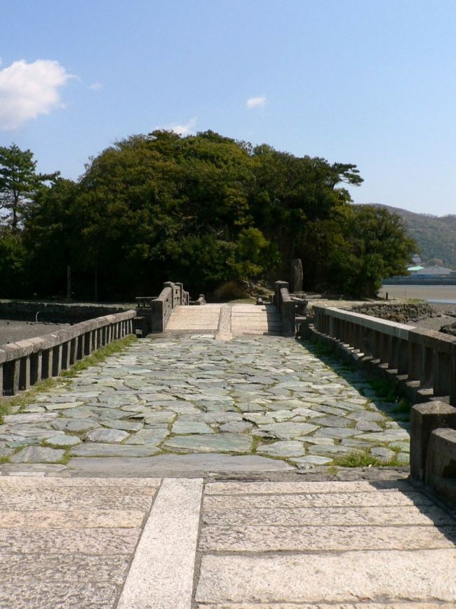 和歌浦（わかのうら）は玉津島（たまつしま）と片男波（かたおなみ）を結ぶ砂嘴(さし)と周辺一帯の古くからの景勝地で聖武天皇（しょうむてんのう７０１−７５６年）が行幸の折に、お供をしていた山部赤人（やまべ のあかひと・生年不詳−７３６）が｢万葉集｣に　<br />「　若の浦に　潮満ちくれば潟をなみ　葦辺をさして鶴(たづ)鳴き渡る」(　若の浦に潮が満ちてきて干潟が見えなくなってしまい餌を漁っていた鶴は次の餌を求めて葦辺の方に向かって鳴きながら飛んでゆく）<br /><br />と詠んでいる。「片男波」という地名は、山部赤人の歌の「潟をなみ」から生まれたとされており、玉津島の西側に発達した砂嘴(さし)に現在は植物が見当たらないが、昔は葦などの水生植物が生い茂る湿地帯であったようだ。<br />その後｢万葉集｣に歌われた玉津島は歌枕の地として知られ玉津島神社は詠歌上達の神として知られるようになり小野小町（おの の こまち）も参拝しているそうだ。<br />玉津島神社の東隣にある県内最古の三断橋を渡ると、小さな島・妹背山（いもせやま）があり中腹には徳川頼宣(とくがわ よりのぶ１６０２−１６７１年)が１６５３年に母の養珠院(（ようじゅいん１５８０−１６５３年＝お万の方)の菩提を弔うために建てた総ケヤキ造りの海禅院（かいぜんいん）多宝塔、水辺には紀三井寺の拝殿として建てられたという観海閣（かんかいかく）がある。<br />　妹背山は、周囲２５０ｍの小島だがかつては相模の江ノ島、近江の竹生島、安芸の厳島と並ぶ水辺の名勝だったそうだ。<br />三断橋の欄干、板石、橋桁、橋脚などは白居易（はく きょい７７２−８４６年＝白楽天）らの詩に詠われ、艶麗な美女や神仙にみたてられてきた中国有数の景勝地・西湖を模したものといわれている。<br />古代の人たちがいかに和歌浦の美しさにあこがれ、誇りにしてきたかが良くわかる。<br />（写真は妹背山周辺の光景）<br /><br />