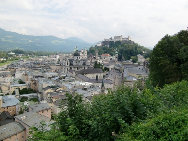 一週間の夏季休暇を利用して、オーストリアに行ってきました。<br />オーストリアにある8つの世界遺産のうち7つを廻る欲張りな旅を満喫しました。<br /><br />前日に続き、ザルツブルク旧市街を観光<br /><br />初日からご覧になりたい方は、こちらをどうぞ<br />http://4travel.jp/traveler/hanken/album/10449513/<br />