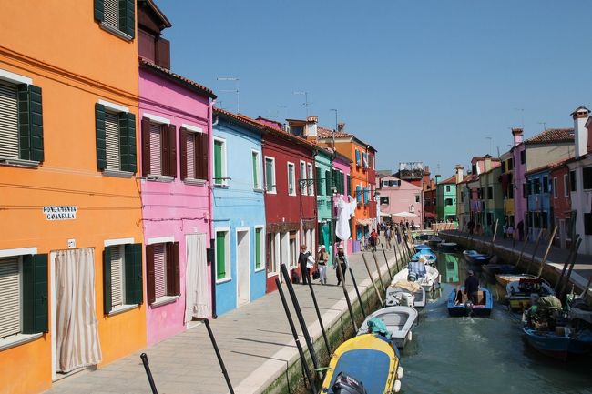 ヴェネツィアの中で、最も色鮮やかな家並みがどこまでも続く島、BURANO。<br />とってもちっちゃくって、平和な島、BURANO。<br />妖精のために海の泡をレースで描いたという伝説もある、純白のレースの島、BURANO。<br />春の光眩い、虹が降る島、BURANO。