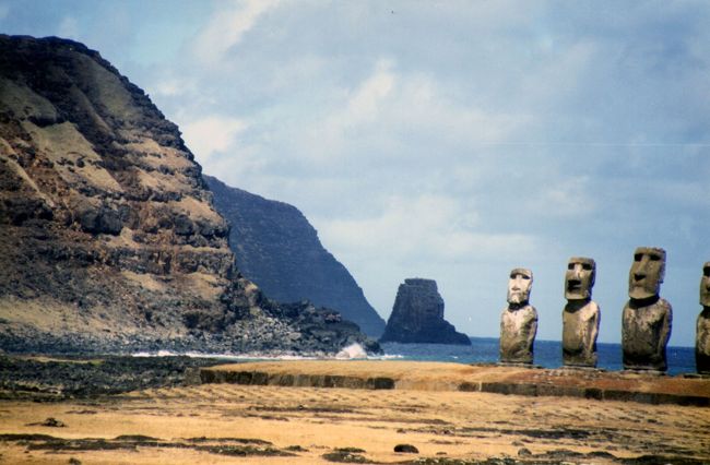 足で回るには意外と手間がかかるイースター島。<br />村にはレンタ・カーなど借りるつもりも無い貧乏旅行者の為に、レンタ・チャリンコも置いてあった。<br />一日、US$15!<br /><br />今まで物価の安い国を巡っていた者にとって安い金額とは言えないが、もう歩ける範囲の観光は済んでしまった。<br /><br />チャリンコなんて何年ぶりだろう?<br />しかし、これも楽しいかも?