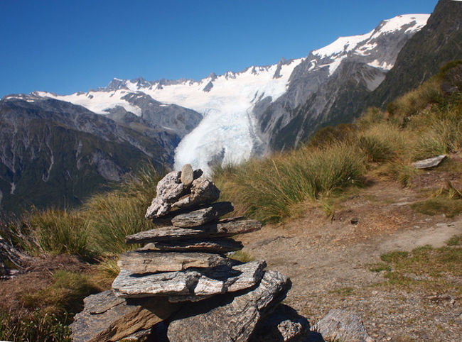 今朝も天気は良く、もう一度マセソン湖へ行ってから、Franz Josef Glacierビレッジに向い、今日から２泊するAlpine Motelへ。<br />部屋に荷物を置いて、今日はアレックス・ノブを歩くことにしました。<br />往復７時間ということなので、朝９時過ぎに駐車場から上り始めましが、頂上には２時間半ほどで到着し、下りは結構早く午後２時過ぎにモーテルに帰ってきました。<br />登り始めて、30分位のところで少し視界が開けたところに出たのですが、なんと靄らしき雲が私の立っているところより低く、素晴らしい光景が見れました。<br />段々日差しが強くなった上、途中から勾配がきつい登りが続き、相当バテました。<br />しかし、このトラックの頂上から目の前に広がるフランツ・ジョセフ氷河を見下ろす景色は、登るだけの価値ありです。