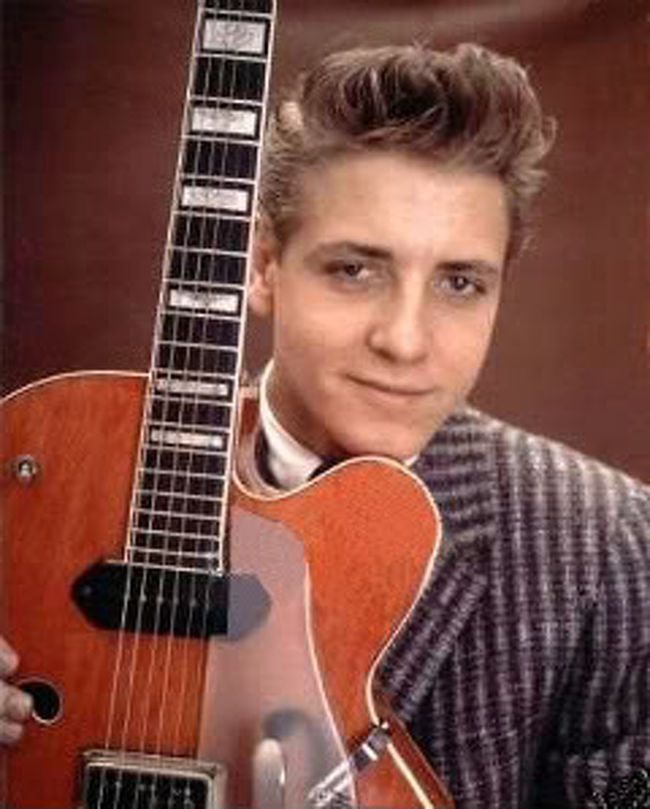 C&#39;mon EverybodyやSummertime Blues、Jeanie, Jeanie, Jeanieに<br />Twenty Flight Rock、Somethin&#39; Elseなどなど、たくさんの名曲を残した<br />Eddie Cochran。<br /><br />１９６０年４月１６日、ツアー中のイギリスで交通事故に合い、その翌日の<br />１７日午後４時１０分、２１歳の若さで命を落としてしまいました。<br /><br />ブリストルでコンサートを終え、アメリカへ一時帰国するため、ガールフレンドと、一緒にツアーを周ったミュージシャンで友人のジーン・ビンセントの３人でタクシーでロンドン・ヒースロー空港へ向かう途中の出来事でした。<br /><br />エディ・コクランの５０回目の命日の２０１０年４月１７日、エディを偲ぶ一日を送ろうと、日帰りでチッペナムとバースへ行ってきました。<br /><br />エディ・コクラン１９５９年の映像<br />http://www.youtube.com/watch?v=lyU5bsfRdpE <br /><br />