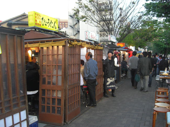 東京が季節外れの寒さ。<br /><br />では鍋じゃ！という事で博多へ水炊きを食べに行ってきました。<br /><br />当然、ラーメン好きとしてはこっちも外せません。<br /><br />２０１０年４月１６日(金）JAL３１３便で福岡へ<br />２０１０年４月１８日(日）JAL３３４便で羽田へ帰りました。<br /><br />今回行ったお店<br />・博多中洲「水炊き　華見鳥」<br />・博多ラーメン「山小屋」<br />・博多ラーメン「博多　金龍」<br />・日本料理「かじ」<br />・久留米ラーメン「大砲本店」<br />・中洲のクラブ１件<br />・中洲の屋台３件
