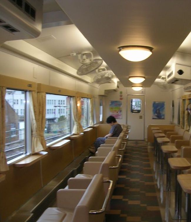 楽しい乗り物シリーズ、<br /><br />今回は、「みすゞ潮彩号」。<br /><br />新下関～下関～仙崎を結ぶ、山陰の観光列車です。<br /><br />広島出張のついでの「出張ついで旅」です。<br /><br /><br />★楽しい乗り物シリーズ<br /><br />ＳＬニセコ号＆美深トロッコ(北海道)<br />http://4travel.jp/travelogue/10588129<br />富士登山電車(山梨)<br />http://4travel.jp/travelogue/10418489<br />旭山動物園号（北海道）<br />http://4travel.jp/travelogue/10431501<br />カシオペア(北海道)<br />http://4travel.jp/travelogue/10578381<br />おおぼけトロッコ号(徳島)<br />http://4travel.jp/travelogue/10590175<br />ＳＬ会津只見号（福島）<br />http://4travel.jp/travelogue/10561966<br />トロッコ列車「シェルパ君」（群馬）<br />http://4travel.jp/travelogue/10521246　　<br />つばめ＆はやとの風＆しんぺい（鹿児島＆熊本）<br />http://4travel.jp/travelogue/10577148<br />牛川の渡し（愛知）<br />http://4travel.jp/travelogue/10519148<br />ＤＭＶ（デュアル・モード・ビークル）（北海道）<br />http://4travel.jp/travelogue/10462428<br />ツインライナー＆浦賀渡し船（神奈川）<br />http://4travel.jp/travelogue/10514989<br />リンガーベル＆我入道の渡し（静岡）<br />http://4travel.jp/travelogue/10519012<br />ＪＲ西日本「鬼太郎列車」（鳥取）<br />http://4travel.jp/travelogue/10439595<br />奥出雲おろち号(島根)<br />http://4travel.jp/travelogue/10595300<br />富良野・美瑛ノロッコ号(北海道)<br />http://4travel.jp/travelogue/10613668<br />岡山電気軌道「たま電車」（岡山）　<br />http://4travel.jp/travelogue/10416889<br />小田急ロマンスカー「サルーン席」（神奈川）<br />http://4travel.jp/traveler/satorumo/album/10448952/<br />お座敷列車「桃源郷パノラマ」号（山梨）<br />http://4travel.jp/traveler/satorumo/album/10447711/<br />「お座敷うつくしま浜街道」号（茨城）<br />http://4travel.jp/traveler/satorumo/album/10435948/<br />小堀の渡し（茨城）<br />http://4travel.jp/traveler/satorumo/album/10425647/<br />こうや花鉄道「天空」（和歌山）<br />http://4travel.jp/traveler/satorumo/album/10427331/<br />たま電車＆おもちゃ電車＆いちご電車（和歌山）<br />http://4travel.jp/traveler/satorumo/album/10428754/<br />「世界一長い」モノレール（徳島）<br />http://4travel.jp/traveler/satorumo/album/10450801/<br />そよ風トレイン117（愛知・静岡）<br />http://4travel.jp/traveler/satorumo/album/10492138/<br />リゾートビューふるさと（長野）<br />http://4travel.jp/traveler/satorumo/album/10515819/<br />ＳＬひとよし＆ＫＵＭＡ＆いさぶろう（熊本）<br />http://4travel.jp/traveler/satorumo/album/10421906/<br />みすゞ潮彩号（山口）<br />http://4travel.jp/traveler/satorumo/album/10450814/<br />ボンネットバスで行く小樽歴史浪漫（北海道）<br />http://4travel.jp/traveler/satorumo/album/10432575/<br />いわて・平泉文化遺産号（岩手）<br />http://4travel.jp/traveler/satorumo/album/10590418/<br />お座敷列車・平泉文化遺産号（宮城）<br />http://4travel.jp/traveler/satorumo/album/10594639/<br />京とれいん（京都）<br />http://4travel.jp/traveler/satorumo/album/10604151/<br />かしてつバス（茨城）<br />http://4travel.jp/traveler/satorumo/album/10607951/<br />コスモス祭りに走る“松山人車軌道”(宮城)<br />http://4travel.jp/traveler/satorumo/album/10619155/<br />ＪＲ石巻線＆仙石線（宮城）<br />http://4travel.jp/traveler/satorumo/album/10610832/<br />リゾートやまどり(群馬)<br />http://4travel.jp/traveler/satorumo/album/10624619/ <br />海幸山幸（宮崎）<br />http://4travel.jp/traveler/satorumo/album/10626438/<br />指宿のたまて箱（鹿児島）<br />http://4travel.jp/traveler/satorumo/album/10628464/<br />Ａ列車で行こう（熊本）<br />http://4travel.jp/traveler/satorumo/album/10631554/<br />あそぼーい!（熊本)<br />http://4travel.jp/traveler/satorumo/album/10634616/<br />さくらんぼ風っこ(山形)<br />http://4travel.jp/traveler/satorumo/album/10692556/<br />尾瀬夜行23:55（福島)<br />http://4travel.jp/traveler/satorumo/album/10702090/<br />ジパング平泉(岩手)<br />http://4travel.jp/traveler/satorumo/album/10710506<br />かき鍋クルーズ(宮城)<br />http://4travel.jp/traveler/satorumo/album/10752892/<br />JR気仙沼線　“BRT”(宮城)<br />http://4travel.jp/traveler/satorumo/album/10760789/<br />ポケモントレイン気仙沼(岩手＆宮城)<br />http://4travel.jp/traveler/satorumo/album/10763358/<br />南海電鉄「ラピート」（大阪）<br />http://4travel.jp/traveler/satorumo/album/10800370 <br />京阪電鉄「京阪特急」（京都）<br />http://4travel.jp/traveler/satorumo/album/10800884/<br />近畿日本鉄道「ビスタカー」（京都＆奈良）<br />http://4travel.jp/traveler/satorumo/album/10802318<br />近畿日本鉄道「しまかぜ」（大阪＆奈良）<br />http://4travel.jp/travelogue/10803761<br />近畿日本鉄道「伊勢志摩ライナー」（奈良＆京都） <br />http://4travel.jp/traveler/satorumo/album/10806901/<br />土佐くろしお鉄道「ごめん・なはり線 展望デッキ車両」（高知）<br />http://4travel.jp/traveler/satorumo/album/10813201<br />ＪＲ四国　「海洋堂ホビートレイン」（高知）<br />http://4travel.jp/traveler/satorumo/album/10814054/<br />湯西川ダックツアー（栃木）<br />http://4travel.jp/traveler/satorumo/album/10816706/<br />東武鉄道「スカイツリートレイン南会津号」（栃木＆埼玉＆東京）<br />http://4travel.jp/traveler/satorumo/album/10819869/<br />東武鉄道「スペーシア」（東京＆栃木）<br />http://4travel.jp/traveler/satorumo/album/10820730/ <br />肥薩おれんじ鉄道　「おれんじ食堂」（熊本＆鹿児島）<br />http://4travel.jp/traveler/satorumo/album/10827593<br />ＪＲ東日本「ＳＬ銀河」（岩手）<br />http://4travel.jp/travelogue/10893431<br />三陸鉄道「南リアス線」（岩手）<br />http://4travel.jp/travelogue/10895080<br />ＪＲ東日本「NO.DO.KA」(新潟)<br />http://4travel.jp/travelogue/10904325<br />ＪＲ東日本「越乃Shu*Kura」（新潟）<br />http://4travel.jp/travelogue/10906874<br />ＪＲ東日本「ＳＬばんえつ物語」(新潟＆福島)<br />http://4travel.jp/travelogue/10909105<br />わたらせ渓谷鐵道「トロッコわたらせ渓谷号」（群馬）<br />http://4travel.jp/travelogue/10653503<br />ＪＲ北海道「流氷ノロッコ号＆ＳＬ冬の湿原号」（北海道）<br />http://4travel.jp/travelogue/10636606<br />ボンネットバス「函館浪漫号」 (北海道)<br />http://4travel.jp/travelogue/10439020<br />ＳＬ函館大沼号＆定期観光バス「ハイカラ號」(北海道)<br />http://4travel.jp/travelogue/10461438<br />ＪＲ大船渡線　“BRT”(岩手＆宮城)　　　　<br />http://4travel.jp/travelogue/10896079<br />ＪＲ東日本「きらきらうえつ」（山形＆秋田）<br />http://4travel.jp/travelogue/10939550<br />伊豆急行「リゾート２１」（静岡）<br />http://4travel.jp/travelogue/10946692<br />ＪＲ東日本「リゾートみのり」(宮城＆山形)<br />http://4travel.jp/travelogue/10973345<br />ＪＲ東日本「とれいゆつばさ」(山形)<br />http://4travel.jp/travelogue/10977124<br />富士急行「フジサン特急」(山梨)<br />http://4travel.jp/travelogue/10979453<br />ＪＲ西日本「トワイライトエクスプレス」(北海道＆新潟)<br />http://4travel.jp/travelogue/10982824<br />富山地方鉄道「レトロ電車」(富山)<br />http://4travel.jp/travelogue/10983819<br />しなの鉄道「ろくもん」（長野）<br />http://4travel.jp/travelogue/10991507<br />北近畿タンゴ鉄道(京都丹後鉄道)「丹後あかまつ号」（京都＆兵庫）<br />http://4travel.jp/travelogue/10997325<br />富山地方鉄道「アルプスエキスプレス」(富山）<br />http://4travel.jp/travelogue/10999061<br />近畿日本鉄道「つどい」(三重)<br />http://4travel.jp/travelogue/11001558<br />大井川鐵道「南アルプスあぷとライン＆ＳＬかわね路号」(静岡)<br />http://4travel.jp/travelogue/11019512<br />ひたちＢＲＴ(茨城)<br />http://4travel.jp/travelogue/11025954<br />八幡平ボンネットバス（岩手）<br />http://4travel.jp/travelogue/11039600<br />ＪＲ四国「伊予灘ものがたり」（愛媛）<br />http://4travel.jp/travelogue/11041778<br />ＪＲ四国「鉄道ホビートレイン」（愛媛＆高知）<br />http://4travel.jp/travelogue/11043511　　<br />高千穂あまてらす鉄道(宮崎)<br />http://4travel.jp/travelogue/11049626<br />くま川鉄道「田園シンフォニー」(熊本)<br />http://4travel.jp/travelogue/11052103<br />西日本鉄道「旅人」(福岡)<br />http://4travel.jp/travelogue/11053772<br />JR北海道＆東日本「夜行急行列車はまなす」(北海道)<br />http://4travel.jp/travelogue/11073488<br />JR東日本「おいこっと」（長野)<br />http://4travel.jp/travelogue/11076547<br />のと鉄道　「のと里山里海号」（石川)<br />http://4travel.jp/travelogue/11100480<br />JR西日本　「花嫁のれん」(石川)<br />http://4travel.jp/travelogue/11100917<br />JR西日本　「ベル・モンターニュ・エ・メール(べるもんた)」(富山)<br />http://4travel.jp/travelogue/11102039<br />えちぜん鉄道　「きょうりゅう電車」(福井）<br />http://4travel.jp/travelogue/11103005<br />鹿児島県十島村　「フェリーとしま」(鹿児島)<br />http://4travel.jp/travelogue/11106970<br />津軽鉄道　「ストーブ列車」(青森)<br />http://4travel.jp/travelogue/11122704<br />ＪＲ西日本「サンライズ出雲」(岡山＆鳥取)<br />http://4travel.jp/travelogue/11123534<br />鹿児島市交通局「観光レトロ電車“かごでん”」（鹿児島）<br />http://4travel.jp/travelogue/11130204<br />小湊鉄道「里山トロッコ」（千葉）<br />http://4travel.jp/travelogue/11141517<br />南海電鉄「めでたいでんしゃ＆サザン」　（和歌山)<br />http://4travel.jp/travelogue/11155813<br />富士急行「富士山ビュー特急」(山梨)<br />http://4travel.jp/travelogue/11160680<br />JR東日本「現美新幹線」　(新潟)<br />http://4travel.jp/travelogue/11160683<br />JR東日本「フルーティアふくしま」(福島)<br />http://4travel.jp/travelogue/11160686<br />JR東日本「伊豆クレイル」(神奈川)<br />http://4travel.jp/travelogue/11167399<br />JR西日本「La Malle de Bois（ラ・マル・ド・ボァ）」 （岡山）<br />http://4travel.jp/travelogue/11167407<br />