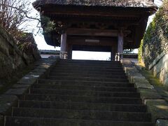 鎌倉長寿寺－山門越しの風景