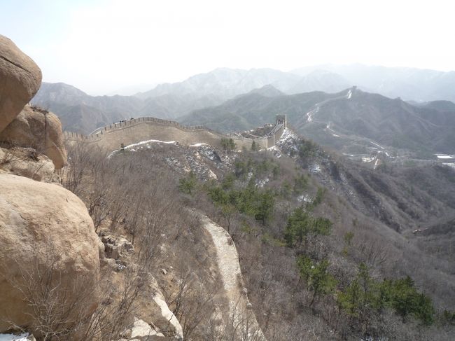 「皇帝の離宮・承徳と北京　７つの世界遺産巡り５日間」<br />関空発のツアー旅行、添乗員なし。<br />４月１１日　関空より青島経由で北京へ。青島では係員の指示に従って入国手続きをし　乗り継ぎした（同じ飛行機に乗ったが飲み物など座席に残してあったものは捨てられていた）。<br />食事は青島までに１回、北京までに１回の計２回出た。<br />４月１２日　頤和園（イワエン）、明の十三陵（定陵）、万里の長城（八達嶺）<br />４月１３日　承徳日帰り観光　外八廟、避暑山荘<br />４月１４日　天安門広場、故宮博物院、天壇公園、周口店猿人遺址<br />４月１５日　北京より煙台経由にて関空へ。煙台にて出国手続きをして同じ飛行機に乗った。北京から煙台まで機内で食事は無しだった。<br />煙台から関空まで食事１回。<br />