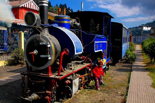 紅茶で名高いダージリンはインドの東北部、ネパール国境とブータンの近くに位置している。1879年、当時インドを植民地としていたイギリスが、紅茶と避暑地までの輸送手段として山岳地帯を開拓した鉄道。ダージリンまでの距離は88キロ。始発のニュージャルパグリ駅からダージリンまで紅茶畑の自然の中を、小さな列車は7〜8時間かけてゆっくりゆっくりとかけ上る。その姿から「トイ・トレイン」の愛称で親しまれている。