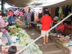 タイのローカル鉄道の旅２　商品の上を列車が走るメークロン線