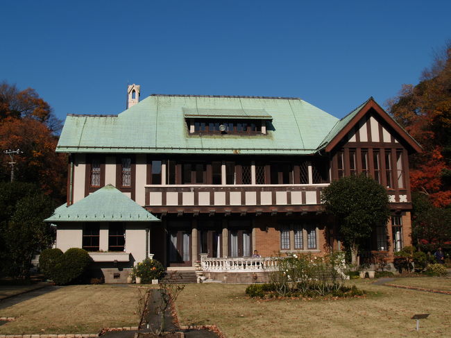 　鎌倉報国寺の奥にある旧華頂宮邸は閉まっていることが多かったが庭は公開されるようになった。たまにドラマでお屋敷として登場することがある。この建物は、昭和4年の春に華頂博信侯爵邸として建てられ、平成8年5月に鎌倉市が取得した。市の所有ではあるが、施設の維持・修繕のため、寄附金を募集している。平成18年10月には国の登録有形文化財（建造物）に指定され、市の景観重要建築物（指定第29号）（平成18年（2006年））にもなっている。また、「日本の歴史公園100選」にも選ばれているそうだ。「日本の歴史公園100選」は聞かない名だが、2006年10月には城や城趾を中心とした112の公園が選定されたが、翌2007年2月には138の公園が追加選定されている。このため、「日本の歴史公園100選」に選定された公園の総数は250にものぼり、100をはるかに越えたその数の多さが胡散臭い印象を受ける。16進法でもないとこの数（16^2=256）にはならない。日本人には受け入れられない銘々であり、このままでは浸透しないだろう。<br />　道路側のコンクリート板の塀の安普請にはびっくりしたが、中の庭はかなり広くて素敵なものだ。日本の歴史公園ベスト300に入るかどうかは確証がないが、鎌倉の庭園ベスト100には入るかも知れない。しかし、建物は鎌倉の洋館（洋風建築）ではベスト3に入るとされている。建物の中は公開されていなかったので見られなかったが、鎌倉文学館（旧前田家別荘）のように柱は洋材を用いたものであろうか。柱には彫刻はあるだろうか。年に何度かは公開しているようだから次の機会にはぜひ中を見たいものだ。<br />（表紙写真は庭から見た旧華頂宮邸）