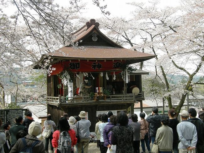 4月月例登山は秩父・武甲山が計画されている。前日の4月17日未明まで(関東地方は41年ぶりの一番遅い降雪のタイ記録)雪が降り山はかなり雪が残りそうだと想定し装備を整え出発。川越まで電車で行き、川越駅から友人の車で秩父へ武甲山の登山口、生川駐車場はすでに満車・・。武甲山登山の後は秩父路の花を求めて清雲寺・若御子神社・秩父ミューズパーク・音楽寺等をめぐり枝垂れ桜・桜・コブシ・花もも等を楽しみました。