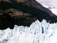PATAGONIA/Glaciar Perito Moreno（ペリト・モレノ氷河）の青白い氷の絶壁