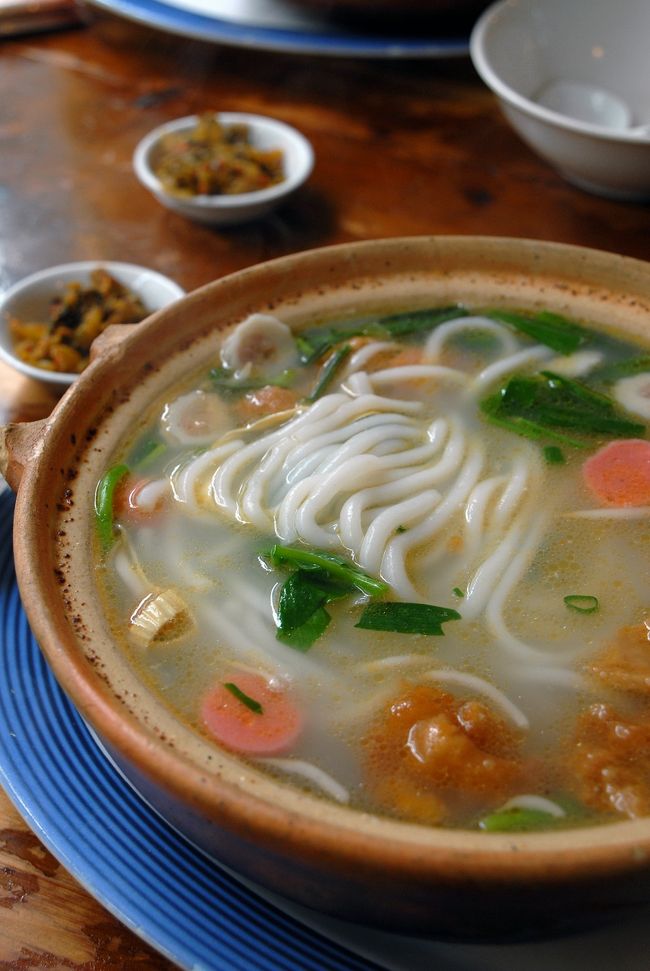 先ずは昼食!!<br />そして雲南と言えばもうコレしか有りません!<br /><br />「過橋米線!!」<br /><br />本場のおいしいものを求めて町を彷徨います~♪<br />さあ、ドコがおいしいのでしょう・・・・・・?