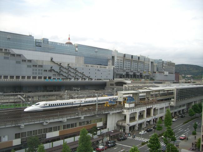鉄道ファンの皆さま。<br />ファンならずも、新幹線を見たい方。<br /><br />京都駅前の「新・都ホテル」からは、<br />このように部屋から、新幹線がよく見えます。<br /><br />次から次へと、発着する新幹線。<br />なかなかの景色です〜〜♪<br /><br /><br />新・都ホテル<br />http://www.miyakohotels.ne.jp/newmiyako/room/index.html