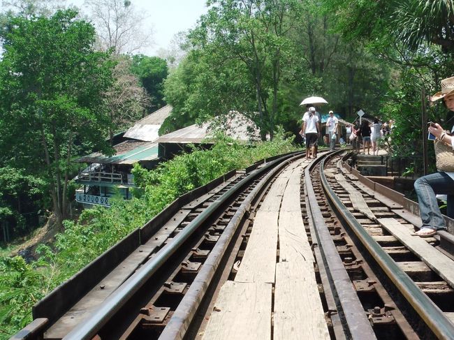 タイに来て2日目です。<br />この日は現地ツアーを申し込んでいて、朝からバスで出発。<br />パンダバスの「カンチャナブリ・泰麺鉄道に乗ろう」ツアーです。<br />ホテルに6:15に迎えが来たので朝食はいただけず。<br />ツアー料金は2200バーツです。<br /><br />もともと飛行機に乗るのが目的の旅ではありますが、せっかくタイまで来たので、ちょっとばかりお金を使ってでも楽しめることがあれば積極的に参加したいものです。<br /><br />●旅程<br />　4/09 JL0923 HND-OKA 14:40-17:30 2006FOP クラスJ：S先得割引<br />　4/10 JL3098 OKA-NRT 11:25-14:00 2997FOP クラスJ：国内線追加<br />　4/10 JL0711 NRT-SIN 17:55-00:10 3182FOP エコノミー：DS/タイプF<br />　4/11 TG0402 SIN-BKK 07:40-09:00 ----FOP エコノミー<br />　4/14 JL0738 BKK-NGO 23:30-07:10 2649FOP エコノミー：DS/タイプF<br />　4/15 NU0173 NGO-ISG 09:20-12:10 2915FOP 普通席：国内線追加<br />　4/16 NU0074 ISG-HND 11:55-15:45 3347FOP 普通席：国内線追加<br />　4/17 JL0723 NRT-KUL 11:30-17:55 3204FOP エコノミー：DS/タイプF<br />　4/19 JL0724 KUL-NRT 22:50-07:00 3204FOP エコノミー：DS/タイプF<br />　4/20 NU0073 HND-ISG 13:35-16:50 3347FOP 普通席：国内線追加<br />　4/20 NU0622 ISG-OKA 17:15-18:05　451FOP 普通席：先得割引<br />　4/21 JL0900 OKA-HND 08:05-10:25 2006FOP クラスJ：先得割引<br /><br />今回の旅程で貯まるフライオンポイント：29,308P<br /><br />●費用<br />飛行機　：\159,177 うち今回分：\0<br />電車バス：\11,797　うち今回分：\180<br />タクシー：\1,710　 うち今回分：\0<br />宿泊費　：\26,616　うち今回分：\4,504<br />食事など：\8,381　 うち今回分：\1,461<br />ツアー　：\10,150　うち今回分：\6,380<br />レジャー：\5,900　 うち今回分：\2,100<br />チップ等：\11,280　うち今回分：\0<br />おみやげ：\2,520　 うち今回分：\0<br />その他　：\2,600　 うち今回分：\0<br /><br />合計　　：\240,131 うち今回分：\14,625 