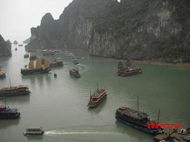 表紙の写真：ハロン湾の島とクルーズ船<br /><br />1日目は移動のみと格安ホテルで少し疲れた。<br />ホテルは移動のたびにランクを上げて行きました。<br />大正解でした。<br /><br />2日目まず最初の世界遺産のハロン湾1泊2日へ出発。<br /><br />経費削減のため、久し振りの英語ﾂｱｰです・・・<br />事前情報で悩んだ末にTNKトラベルで78ドル<br />料金の差は日本語ガイドと食事です。