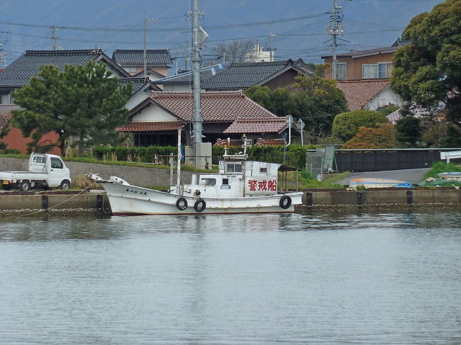 島根県大田市に4/15-16と出張した．時間があったのでレンタカーで観光．<br />早朝自宅を出発，車だったので羽田空港に0530につく．米子行のNH811便710で米子へ，825着，レンタカーを借り，大根島で溶岩トンネル，波入公園をみて，松江市側へ，本庄の道の駅から，中海の景色を楽しみ，1028　春めいて若芽が芽吹く山の裾野を国道481号線で松江市内に，風土記の丘に向かう予定．<br />あいにくの雨だったが，大根島は行ってみたかったので，うれしかった．「警戒船」はいかにも日本海側とおもった．<br />今回は「八雲立つ風土記の丘」「荒神谷博物館」「石見銀山」など歴史コースで回った．仕事先は大田市だった．宿泊は出雲市．