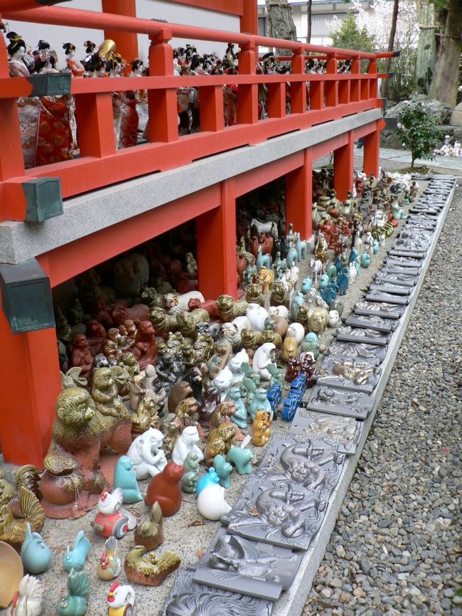 淡嶋神社（あわしまじんじゃ）は全国約１０００社の淡嶋神社・粟嶋神社・淡路神社の総本社で和歌山市加太にあるので加太淡嶋神社、加太神社とも呼ばれ少彦名命（すくなひこなのみこと）、大己貴命（おほなむじのみこと）、息長足姫命（おきながたらしひめのみこと＝神功皇后・じんぐうこうごう１７０−２６９年）を祀っている。<br />婦人病、安産・子授けなど女性に関するあらゆることを祈願する神社として有名で、２月８日の針祭、３月３日のひな流しなどが全国的に知られている。境内に入ると拝殿周辺に奉納された雛人形、市松人形、フランス人形など２万体ともいわれる人形に驚かされる。<br />神話で日本を創造したと伝えられる少彦名命（すくなひこなのみこと）と大己貴命（おほなむじのみこと）の祠が加太沖合いの友ヶ島の中の神島（淡島）に祀られたことが淡嶋神社の起源とされている。三韓出兵の帰途、嵐に遭遇した神功皇后が神のお告げで友ヶ島に入港できたことに感謝して三韓渡来の宝物を奉納し、神功皇后の孫である仁徳天皇（にんとくてんのう２５７−３９９年）が友ヶ島から対岸の加太に祠を移し社殿を建築したと伝えられている。<br />江戸時代には、淡島願人と呼ばれる半僧半民の人たちが淡島明神の人形を祀った厨子（ずし）を背負い、鈴を振りながら全国を回って淡島明神の神徳を説いて廻ったことで淡島信仰が全国に広がったそうだ。<br />生きているような人形で埋め尽くされた淡嶋神社は他の神社には無い不気味ともいえる不思議な雰囲気があり、心霊スポットとしてマスコミに取り上げられる神社でもある。<br />（写真は淡嶋神社の光景）<br /><br />