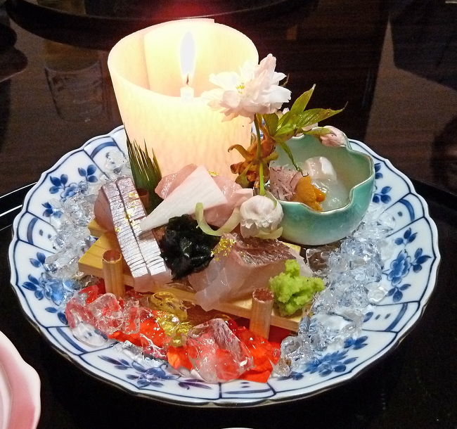 今日の仕事が1730と早いので,最後の訪問地,出雲民藝館に.豪農の屋敷の蔵を改造して展示.500円は民芸品に造詣の全くない私には高かった.その後田儀の駐車場で,山陰本線の踏切のないところを越えて海を見る.山陰線はこのあたりから長門市,萩まで景色のいいところが続く.今回も列車にするか非常に迷った.石見銀山に行きたかったのでレンタカーにしたが.1730-1930まで大田市で仕事,もう一度出雲市に戻る.地元の人が,気を使って,大田ではあまりよいホテルがないと,わざわざ出雲市のツインリーブスホテルにしてくれた.2033出雲市に帰り,神在料理わたなべで接待を受けながらの夕食.本格的な懐石料理でおいしかった.ツインリーブスホテル出雲もまあまあのホテルだった.翌日は0740にホテルを出発し,再度同じ道を大田市,石見銀山に.