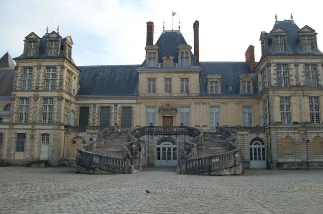 この日は、パリから“世界遺産フォンテーヌブローの宮殿と庭園”を見に行ってきました。<br />パリの王族がフォンテーヌブローの森で狩りを楽しんだ際に宿泊した小さな建物に、フランソワ1世からルイ16世までの7代の王が次々と継ぎ足して、現在の姿となりました。