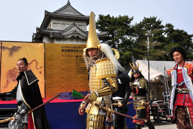 第16回「春姫道中」第三部 名古屋城へ<br />噂に聞いてましたが..名古屋城内に入ると人だかり<br />2010年に開府400年を迎える名古屋をPRしようと<br />名古屋にゆかりのある武将らに扮した10人.<br />戦国武将にふんしたグループ「名古屋おもてなし武将隊」<br />イケメンの武将などの口上を聞いて.急いで撮って<br /><br />矢場公園にて集結して大津大通りへ向かう..<br />第16回「春姫道中」第一部 矢場公園から<br />http://4travel.jp/traveler/isazi/album/10451279/<br />矢場公園から大津大通りへ向かうと..もう人だかり.<br />ある人は.地下鉄栄へ付近に向かい.<br />またある人は名古屋城へと別れ、<br />私は、名古屋大津通りへ行き.スタンバイ<br />第16回「春姫道中」第二部 大津大通り<br />http://4travel.jp/traveler/isazi/album/10451387/<br />大津大通りで逢った人は.既に名古屋城へ<br />私は.地下鉄で名古屋城へ..牡丹の花が咲き始め<br />いろいろ有りましたが入城を撮りました。<br />第16回「春姫道中」第三部 名古屋城へ<br />http://4travel.jp/traveler/isazi/album/10452299/<br /><br />イベント名 第16回「春姫道中」<br />期間 2010年4月18日(日)<br />時間 12:00〜16:30<br />会場名 矢場公園/名古屋大津通り/名古屋城内<br />第16回「春姫道中」番外編 その1 スタジオフィネスのMさん<br />http://4travel.jp/traveler/isazi/album/10452578/<br />第16回「春姫道中」番外編 その2 名古屋おもてなし武将隊<br />http://4travel.jp/traveler/isazi/album/10452347/<br />第16回「春姫道中」番外編 その3 ラテンアメリカ・フェスティバル<br />http://4travel.jp/traveler/isazi/album/10452358/<br />過去のアルバム、ブログよ<br />■旅行名:第15回「春姫道中」<br />■URL:http://4travel.jp/traveler/isazi/album/10329143/<br />■旅行名:第14回春姫道中.大津通り編<br />■URL:http://4travel.jp/traveler/isazi/album/10235232/<br />第12回「春姫道中」<br />http://photo.thi.jp/main.php?g2_itemId=305181