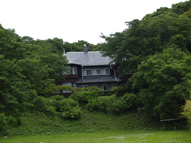 古我邸(旧荘清次郎別荘)は大正5年(1916年)に三菱銀行重役であった荘清次郎氏が別荘として建築した。その後浜口雄幸、近衛文麿等が別荘として使用したために歴代総理大臣の別荘にもなった洋館として知られるが、古我邸となっている現在でも、三方を山に囲まれて木々のなかで静かに佇む姿には気品が漂い、見る者をして鎌倉一の洋館との思いを強く抱かせる。鎌倉三大洋館の筆頭に位置するであろうが、鎌倉文学館(旧前田邸)や旧華頂宮邸(いずれも鎌倉市の所有)は鎌倉市の景観重要建築物に指定されているのに対し、ここ古我邸(旧荘清次郎別荘)は景観重要建築物に指定されていないのはどうしたことであろうか。他の30棟の建物(指定を受けた32件のうち1件は東勝橋で、もう1件は山崎邸であったが平成15年12月に指定解除されている)よりは明らかに素晴しい景観の中にある築90年を越える建物である。JR鎌倉駅近くにある広大な南向きの斜面の敷地に建つお屋敷であるから資産価値が高いのは誰にでも分かるが、ぜひいつまでも残していただきたい洋館であり、佇まいでもある。<br />(表紙写真は緑に囲まれた古我邸(旧荘清次郎別荘)遠望(2008年6月))