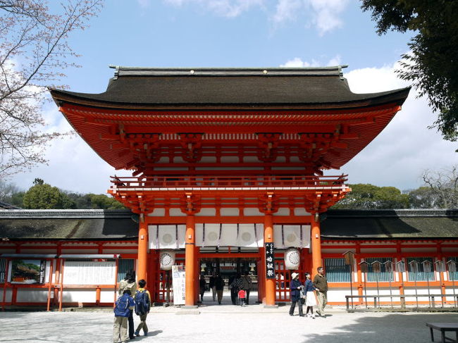鯖街道 花折 下鴨店(さばかいどう はなおれ しもかもてん)で昼食を頂いた後は、この日二箇所目の世界遺産 下鴨神社に向かいます。<br /><br />先ずは糺の森(ただすのもり)入口から下鴨神社(賀茂御祖神社 かもみおやじんじゃ)の境内摂社 河合神社に向かいます。<br />
